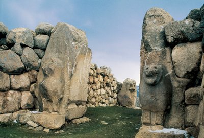 Näkymä Lions-portille, joka on yksi viidestä sisäänkäynnistä Hettiläisen imperiumin muinaisen pääkaupungin aitaukseen Hattushassa (nykyisin Bogazkale), Turkissa tekijältä Hittite