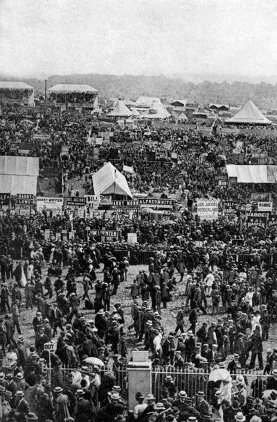 Crowds on Derby Day, Epsom Downs, Surrey, 1922 tekijältä Horace Walter Nicholls