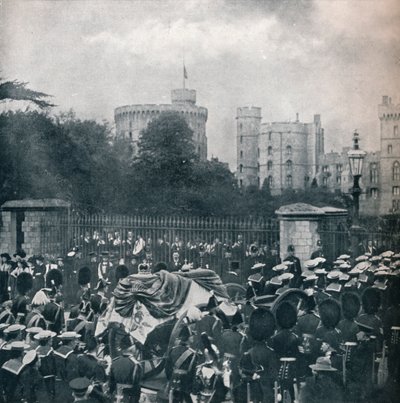 Kuningas Edward VII:n ruumisauto vedetään Windsorin linnan alueelle, 1910 1911 tekijältä Horace Walter Nicholls