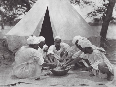 Afrikka: Afrikka: Arabimerimiehet aterioimassa (s/w-kuva). tekijältä Hugo Adolf Bernatzik