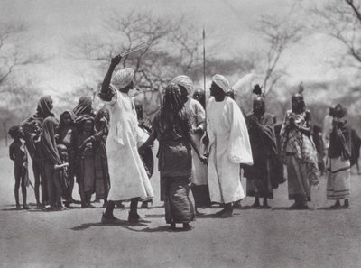 Afrikka: Aulad Hamid tanssi (s/w kuva). tekijältä Hugo Adolf Bernatzik