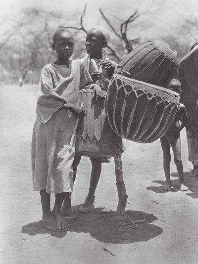 Afrikka: Aulad Hamid rummut (s/w-kuva). tekijältä Hugo Adolf Bernatzik