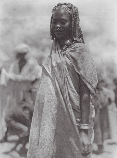 Afrikka: Aulad Hamid hopea ja meripihka koriste (s/w kuva). tekijältä Hugo Adolf Bernatzik
