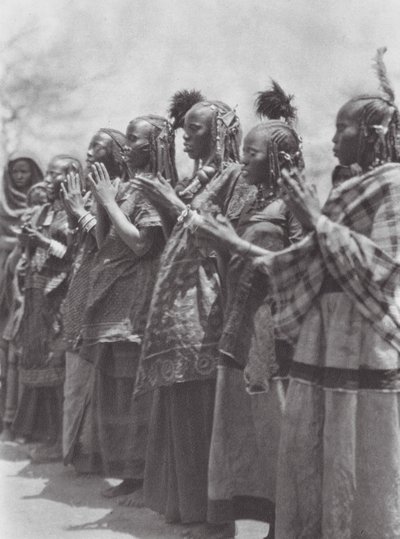 Afrikka: Aulad Hamidin naiset taputtavat aikaa tanssissa (s/w kuva). tekijältä Hugo Adolf Bernatzik