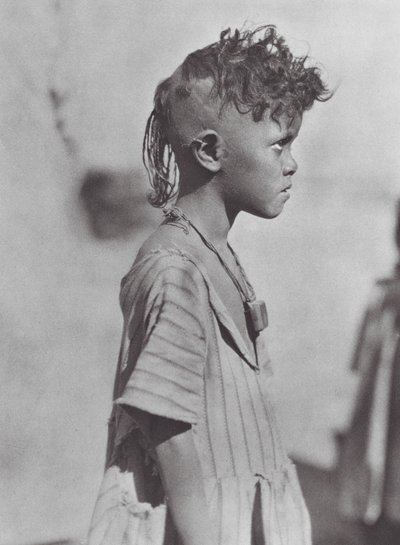 Afrikka: Bisharin-lapsi amuletin kanssa (s/w-kuva). tekijältä Hugo Adolf Bernatzik
