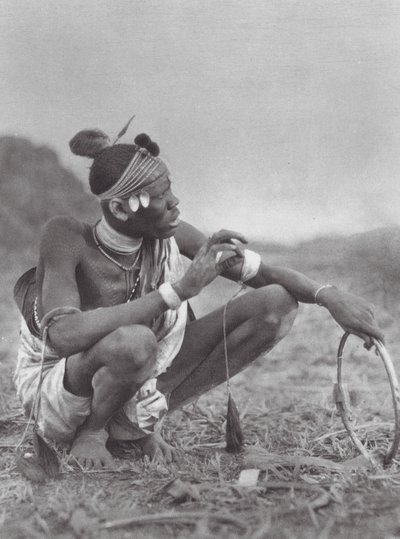 Afrikka: Dinka-sulhanen tinkii morsiuskoristeista (s/w-kuva). tekijältä Hugo Adolf Bernatzik
