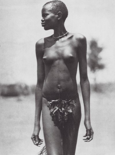 Afrikka: Djur-tyttö, Sudan (s/w-kuva). tekijältä Hugo Adolf Bernatzik