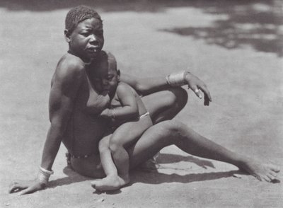 Afrikka: Djur, äiti ja lapsi (s/w valokuva). tekijältä Hugo Adolf Bernatzik