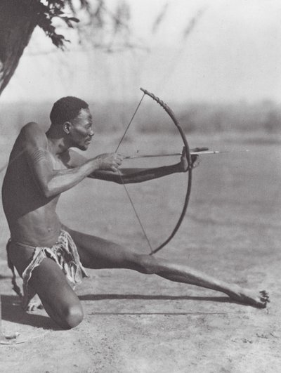 Afrikka: Djurin jousiampuja (s/w kuva). tekijältä Hugo Adolf Bernatzik