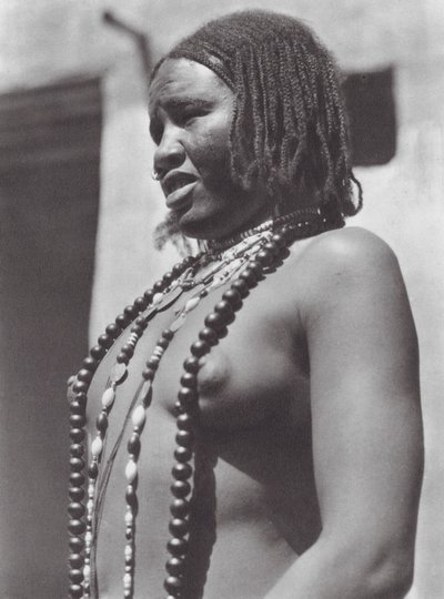 Afrikka: Gawazi, ammattitanssija (s/w-kuva). tekijältä Hugo Adolf Bernatzik