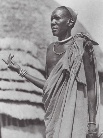 Afrikka: Tongan päällikkö (s/w-kuva) tekijältä Hugo Adolf Bernatzik