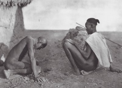 Afrikka: (s/w-kuva): Lääkärimies vuotaa verta potilaalta (s/w-kuva) tekijältä Hugo Adolf Bernatzik
