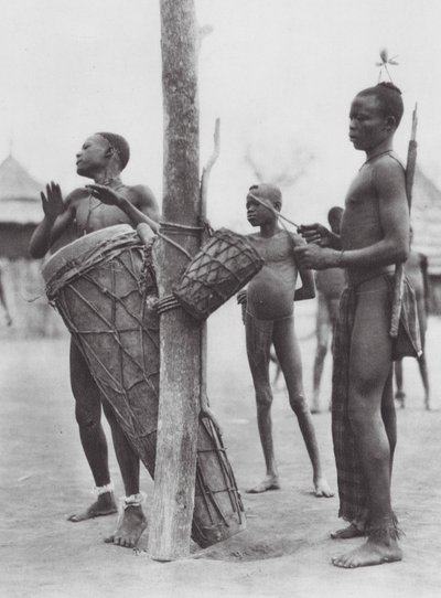 Afrikka: Moru-miehet soittavat rumpuja (s/w-kuva). tekijältä Hugo Adolf Bernatzik