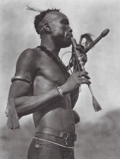 Afrikka: Niambara-huilunsoittaja (s/w-kuva). tekijältä Hugo Adolf Bernatzik