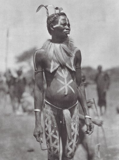 Afrikka: Nuba-nainen juhlakoristeen kanssa (s/w-kuva). tekijältä Hugo Adolf Bernatzik