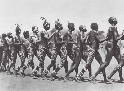 Afrikka: Nuba-naiset tanssivat (s/w-kuva). tekijältä Hugo Adolf Bernatzik