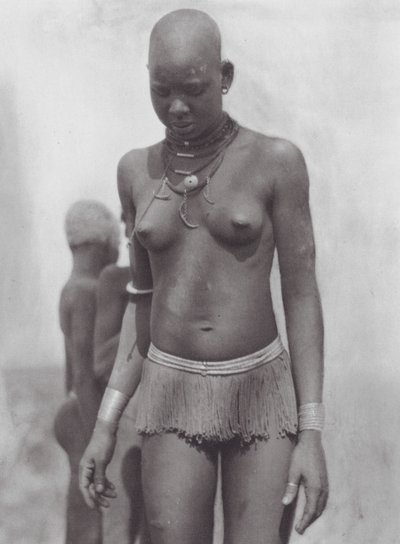 Afrikka: Afrikka: Nuer-nainen (s/w-kuva) tekijältä Hugo Adolf Bernatzik