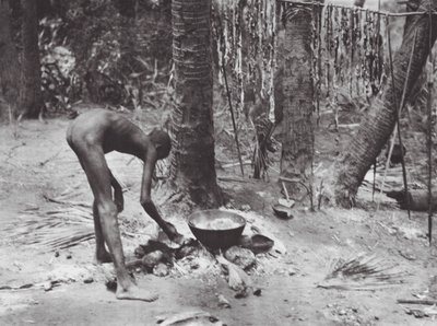Afrikka: Nuer valmistaa krokotiilin lihaa (s/w-kuva). tekijältä Hugo Adolf Bernatzik