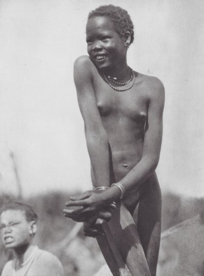 Afrikka: Nuer-tyttö (s/w-kuva) tekijältä Hugo Adolf Bernatzik