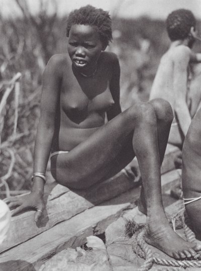 Afrikka: Nuer-tyttö Bahr el Zerafilla (s/w-kuva). tekijältä Hugo Adolf Bernatzik