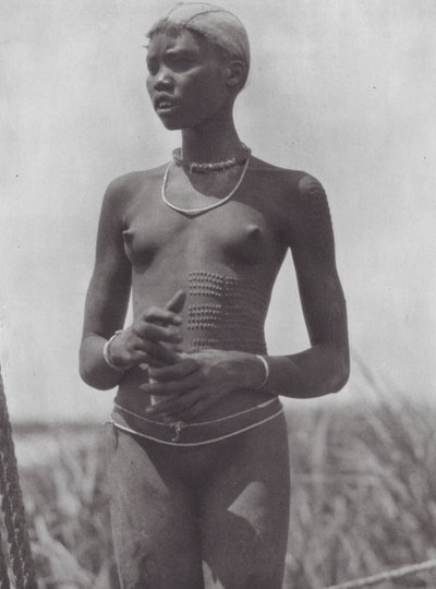 Afrikka: Nuer-tyttö, jolla on koristearpia (s/w-kuva). tekijältä Hugo Adolf Bernatzik