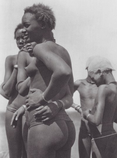 Afrikka: Nuer-tytöt ja -lapset (s/w-kuva). tekijältä Hugo Adolf Bernatzik