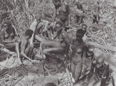 Afrikka: Nuer-tytöt sudanilaisessa purjeveneessä (s/w-kuva). tekijältä Hugo Adolf Bernatzik