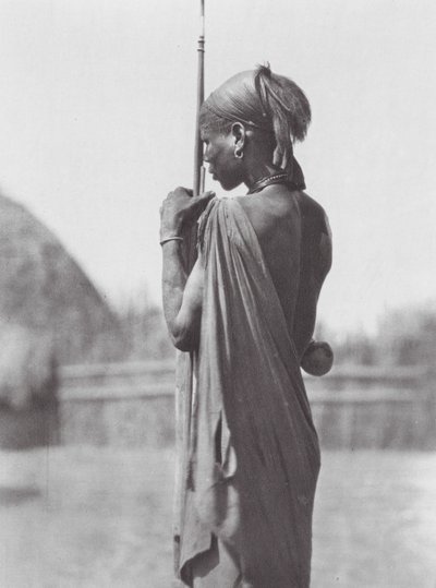 Afrikka: Nuer shilluk-puvussa (s/w-kuva). tekijältä Hugo Adolf Bernatzik