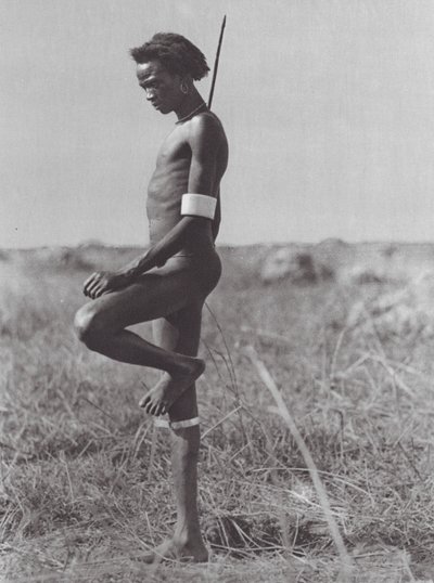 Afrikka: Nuer, lepoasento (s/w-kuva). tekijältä Hugo Adolf Bernatzik