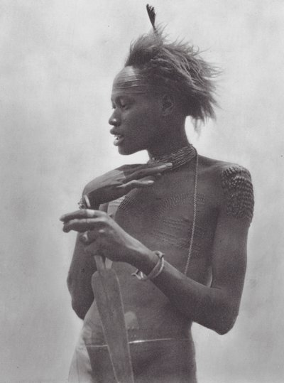 Afrikka: Nuer-soturi, jolla on heimomerkki otsassa (s/w-kuva). tekijältä Hugo Adolf Bernatzik