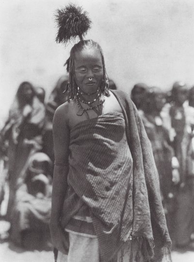 Afrikka: Aulad Hamidien strutsinsulkapäähine (s/w-kuva). tekijältä Hugo Adolf Bernatzik
