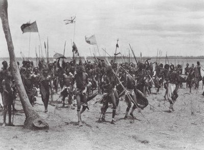 Afrikka: Shilluk hautajaisseremonia lähellä Tongaa (s/w-kuva). tekijältä Hugo Adolf Bernatzik