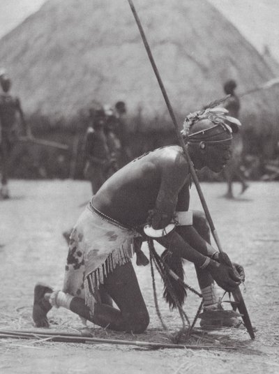 Afrikka: Shilluk juhla-asussa (s/w-kuva). tekijältä Hugo Adolf Bernatzik