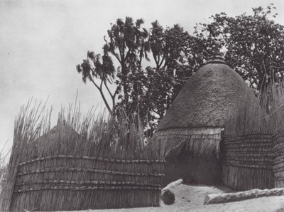 Afrikka: Shilluk-temppeli (s/w-kuva). tekijältä Hugo Adolf Bernatzik