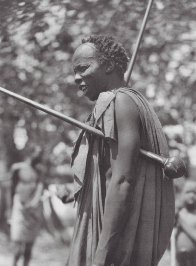 Afrikka: Shilluk-soturi nuijan kanssa (s/w-kuva). tekijältä Hugo Adolf Bernatzik