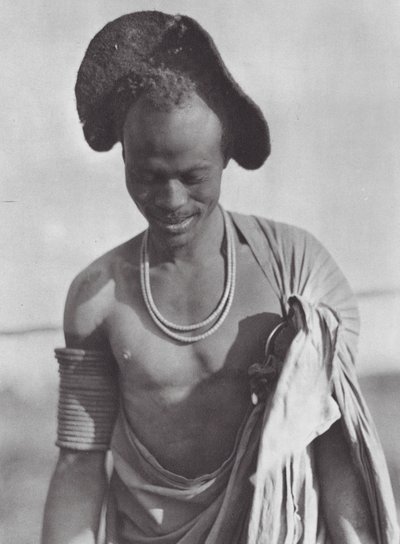 Afrikka: Shilluk-soturi, jolla on huppukampaus (s/w-kuva). tekijältä Hugo Adolf Bernatzik