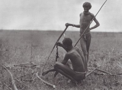 Afrikka: Shilluk-soturit lepäämässä (s/w-kuva). tekijältä Hugo Adolf Bernatzik