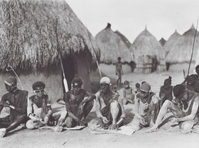 Afrikka: Shilluk-soturit hierovat itseään puun tuhkalla (s/w-kuva). tekijältä Hugo Adolf Bernatzik