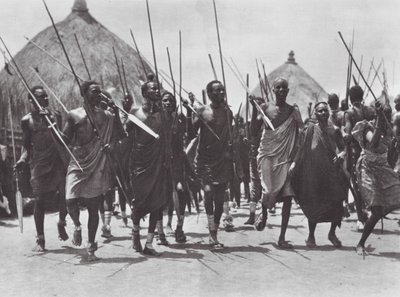 Afrikka: Shilluk-soturit hyökkäävät päällikön haudalle (s/w-kuva). tekijältä Hugo Adolf Bernatzik