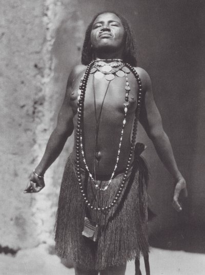 Afrikka: Sudanilainen vatsatanssija (s/w-kuva). tekijältä Hugo Adolf Bernatzik