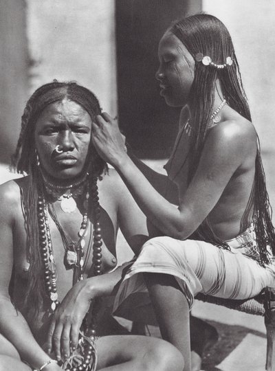 Afrikka: Sudanilaiset naiset punovat hiuksia (s/w-kuva). tekijältä Hugo Adolf Bernatzik