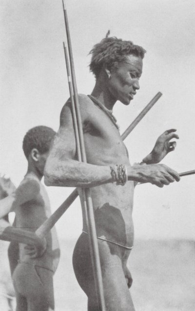 Nuer-mies (s/w-kuva) tekijältä Hugo Adolf Bernatzik