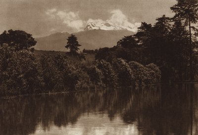 Meksiko: Iztaccihuatl Mirafloresista nähtynä (s/w-kuva). tekijältä Hugo Brehme