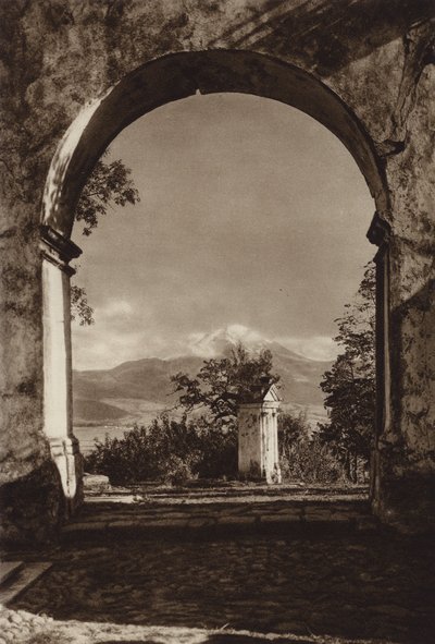 Meksiko: Popocatepetl Sacro Montesta katsottuna (s/w-kuva). tekijältä Hugo Brehme