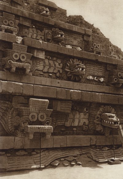Meksiko: San Juan Teotihuacan, kiviveistoksia Quetzalcouatlin pyramidin länsijulkisivulla, pyramidi Citadelin keskellä (s/w-kuva). tekijältä Hugo Brehme