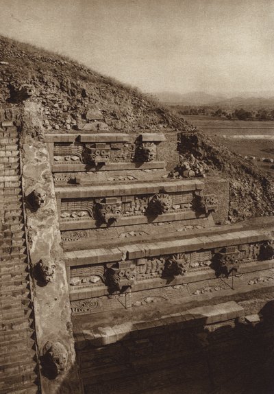 Meksiko: San Juan Teotihuacan, kiviveistoksia Quetzalcouatlin pyramidin länsijulkisivulla, pyramidi Citadelin keskellä (s/w-kuva). tekijältä Hugo Brehme