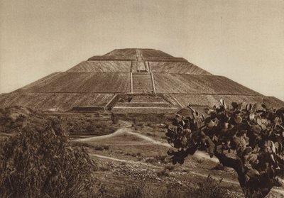 Meksiko: San Juan Teotihuacan, läntinen julkisivu (s/w-kuva). tekijältä Hugo Brehme