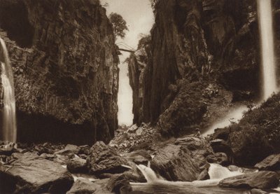 Meksiko: Teocelo lähellä Jalapaa, vuoden 1920 maanjäristyksen tapahtumapaikka (s/w-kuva). tekijältä Hugo Brehme