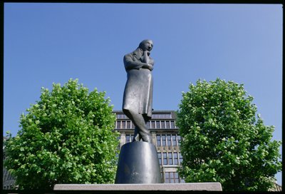 Heinrich Heinen (1797-1856) muistomerkki 1926-33 (pronssi) tekijältä Hugo Lederer
