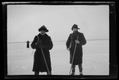 Arne Homén ja Guido Simberg hiihtävät jäällä tekijältä Hugo Simberg